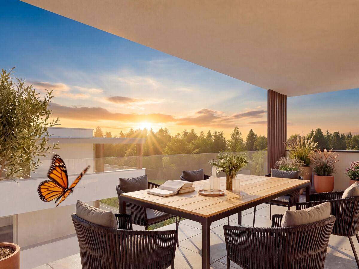 Geräumige Terrasse mit Esstisch und Stühlen, umgeben von Grün und unter strahlendem Sonnenuntergang.