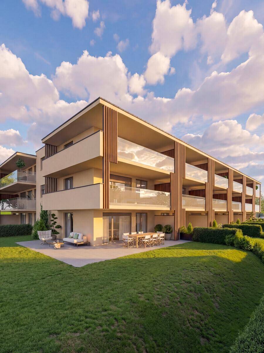 Moderne Wohnanlage mit großzügiger Terrasse und Rasenfläche, ideal für entspannte Stunden im Freien.