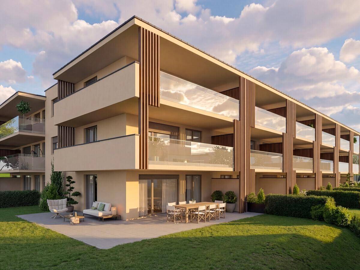Moderne Wohnanlage mit großzügiger Terrasse und Rasenfläche, ideal für entspannte Stunden im Freien.