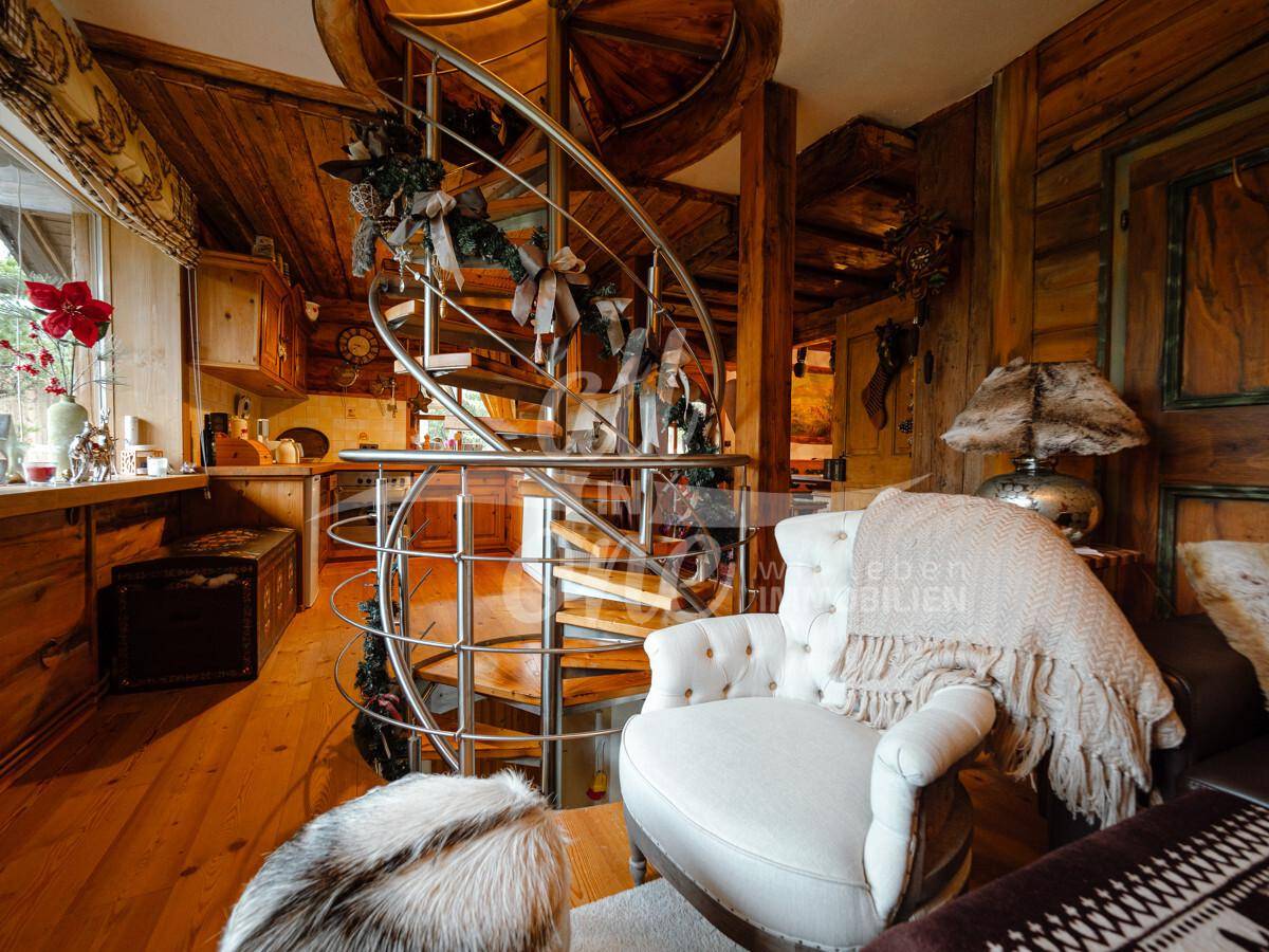 Detailansicht der eleganten Wendeltreppe im Wohnbereich, umgeben von warmen Holztönen.