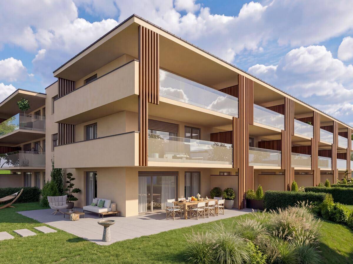 Moderne Wohnanlage mit großzügiger Terrasse, Rasenfläche und Hängematte für entspannte Stunden.