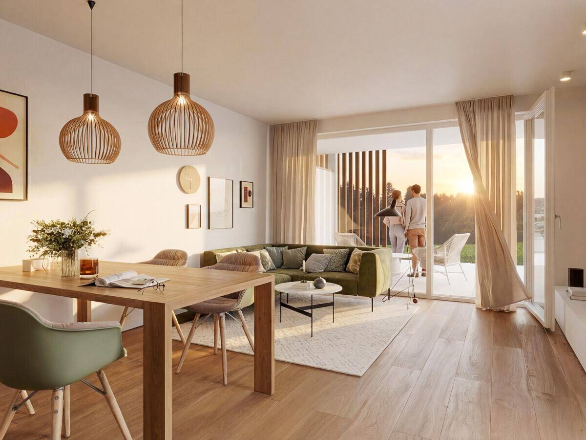 Gemütlicher Wohn-Essbereich mit Holzboden, modernen Pendelleuchten und Zugang zum Balkon bei Sonnenuntergang.