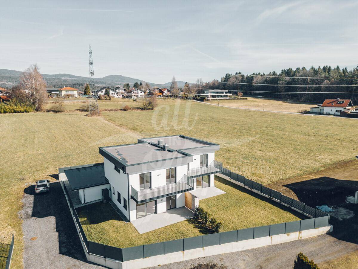 Luftaufnahme des modernen Einfamilienhauses in ländlicher Umgebung mit viel Grünfläche.
