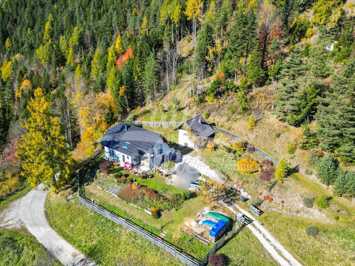 Vogelperspektive des Anwesens mit Haupthaus, Nebengebäude und gepflegtem Gartenbereich.