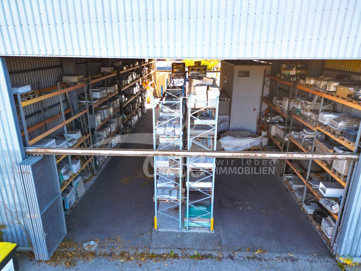 Innenansicht eines Lagers mit hohen Regalen, gefüllt mit verschiedenen Materialien und Produkten.