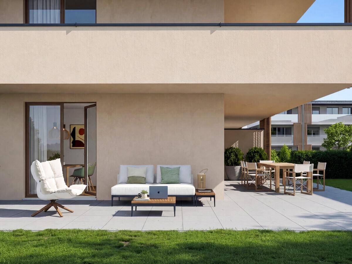 Großzügige Terrasse mit bequemen Gartenmöbeln und direktem Zugang zur grünen Rasenfläche.