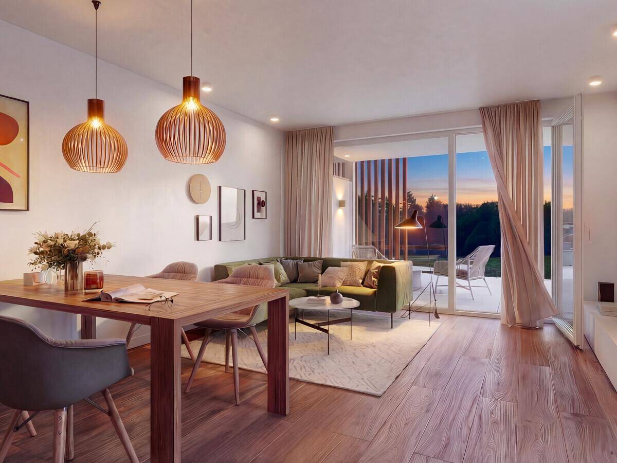 Gemütlicher Wohn- und Essbereich mit Holzboden, modernen Holzleuchten und Zugang zur Terrasse.