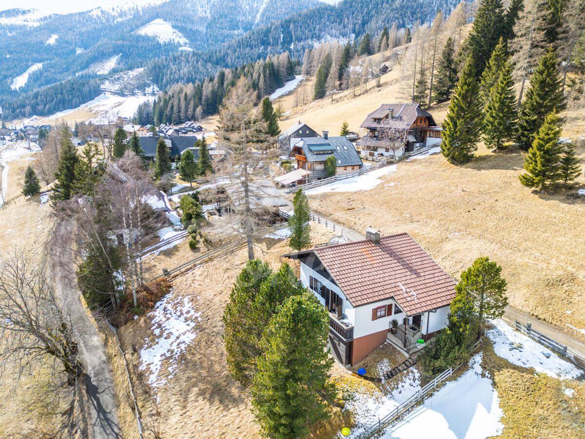 Luftaufnahme des Hauses und der Umgebung mit Wegen und anderen Gebäuden in der Ferne.
