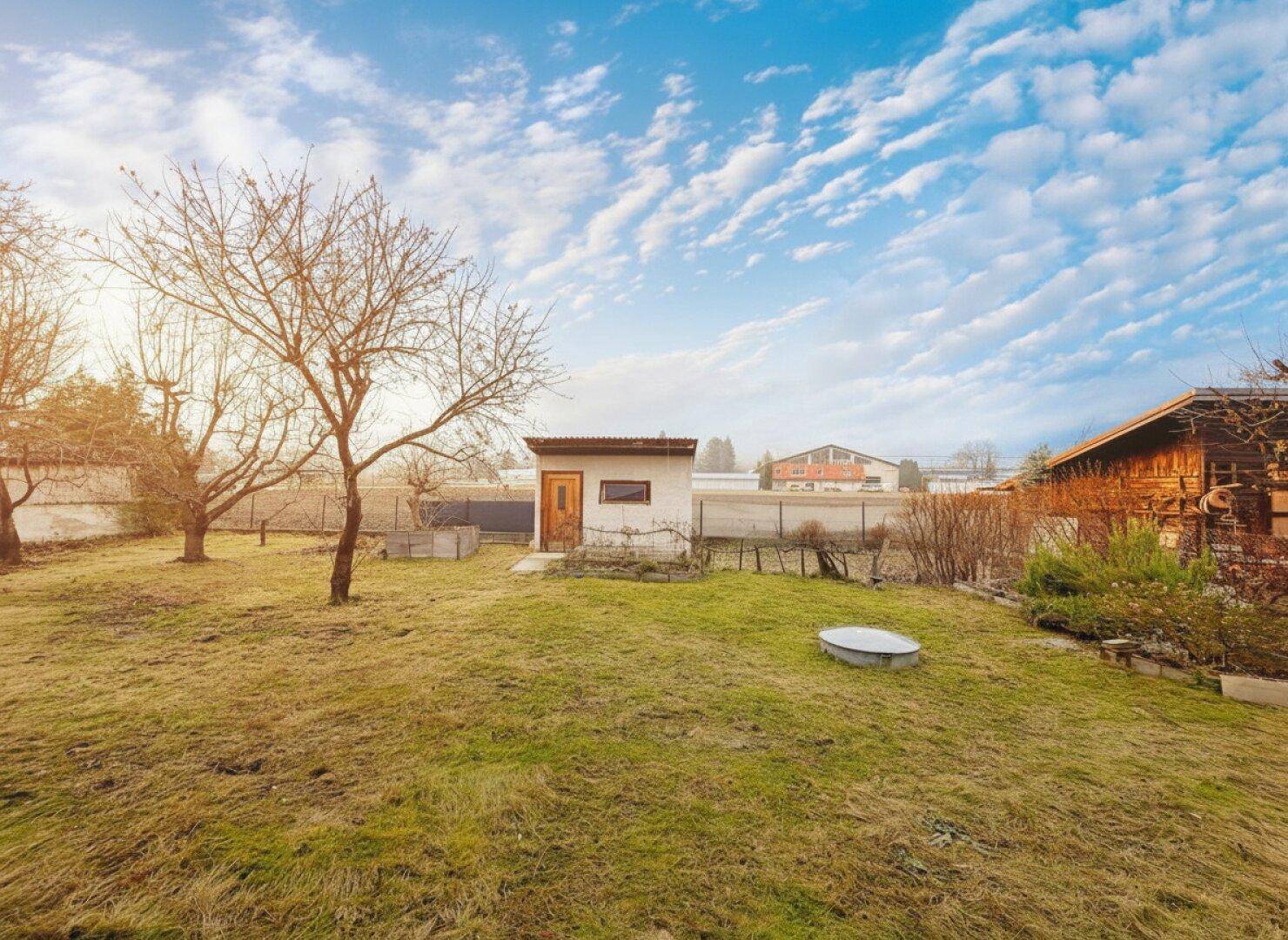 Weitläufiger Gartenbereich mit Gartenhaus und viel Platz für Erholung und Freizeit.