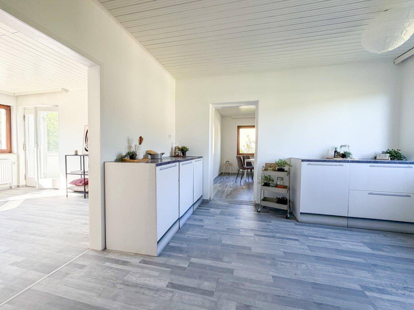 Offene Küche mit Laminatboden und Übergang zum Wohn- und Essbereich.