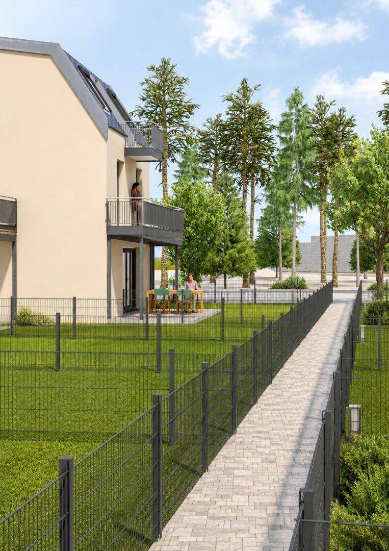 Außenansicht eines Hauses mit Balkon, Terrasse und gepflegtem Gartenbereich mit Gehwegen.