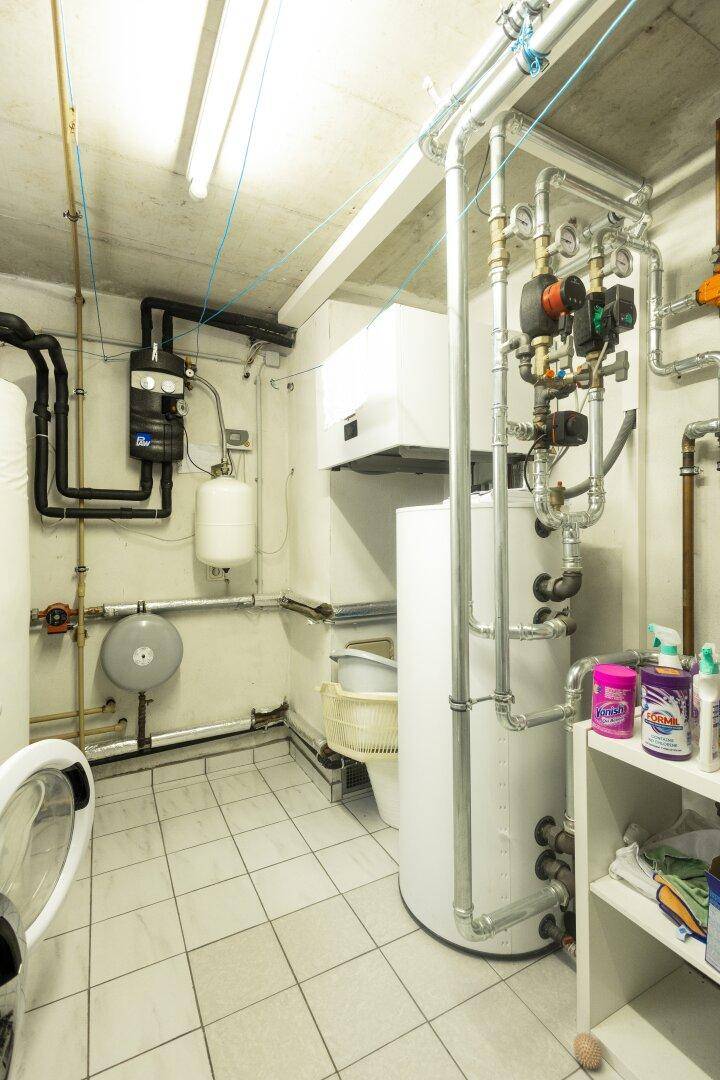 Heizungsraum mit Warmwasserspeichern, Rohrleitungen und technischen Installationen.