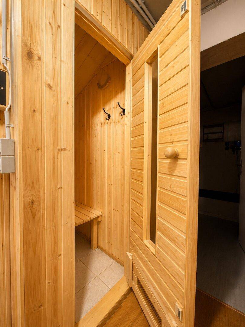 Gemütliche Sauna mit Holzverkleidung und Sitzbank, bereit für entspannende Momente.