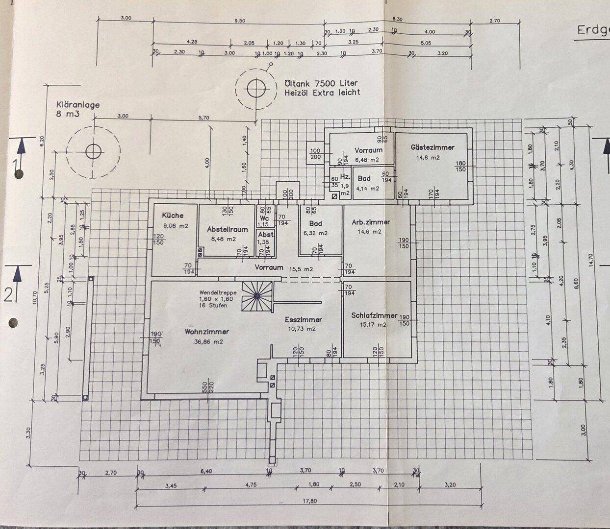 Detaillierter Grundriss des Erdgeschosses mit Raumaufteilung und Maßen.