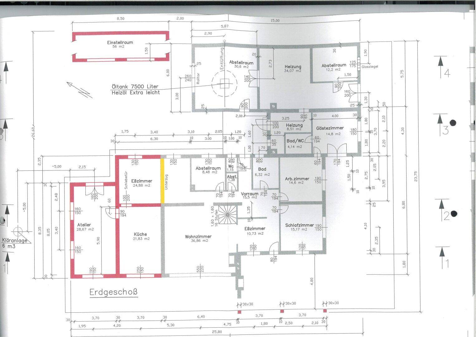 Grundriss des Erdgeschosses mit Wohnzimmer, Küche, Bad, Arbeitszimmer und weiteren Funktionsräumen.
