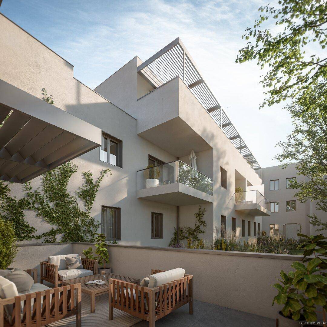 Gemütliche Terrasse mit Holzmöbeln und modernen Pergolen, umgeben von grüner Bepflanzung.