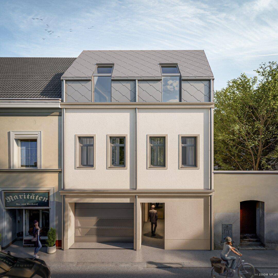 Historische Fassade eines Wohnhauses mit integrierter Garage und Mansarddach an einer Straße.