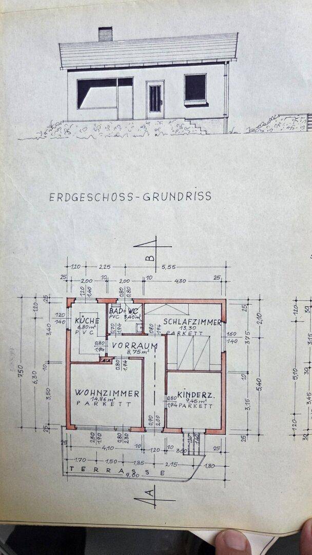 Grundriss des Erdgeschosses mit Wohnzimmer, Küche, Schlafzimmer, Kinderzimmer, Bad und WC.