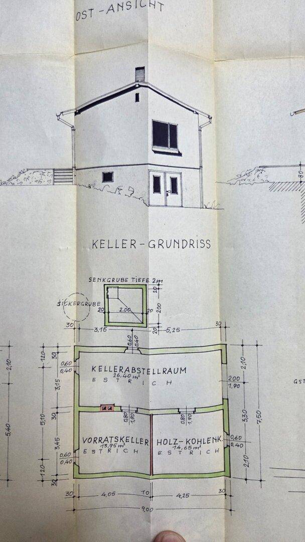 Grundriss des Kellers mit Abstellräumen und Lagerflächen für Holz und Kohle.