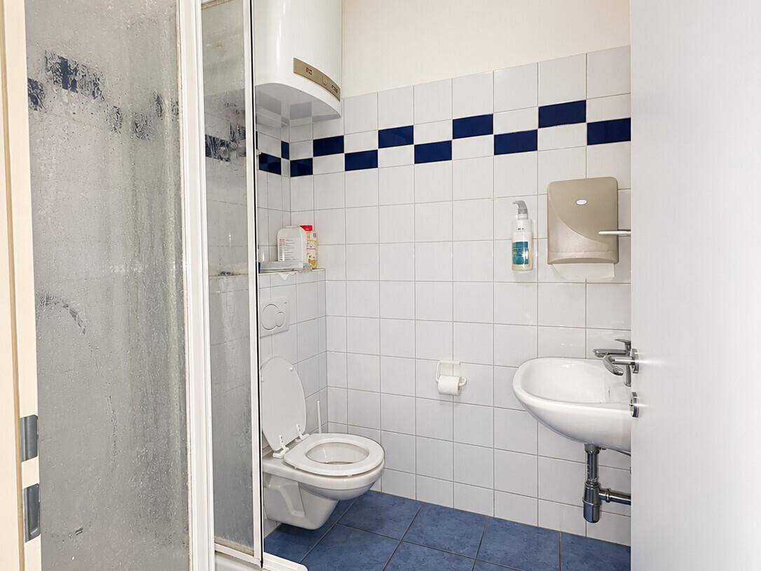 Mitarbeiter Badezimmer- Bild mittels KI aufgehellt.