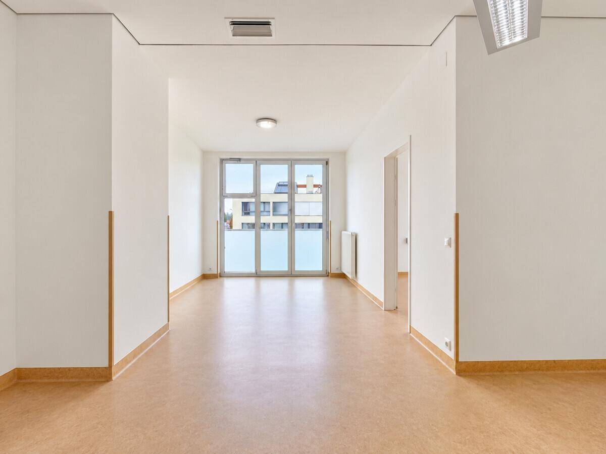 Wartebereich - Bild mittels KI aufgehellt.