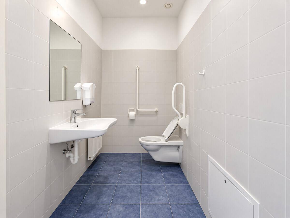 Barrierefreies Kunden-WC- Bild mittels KI aufgehellt.