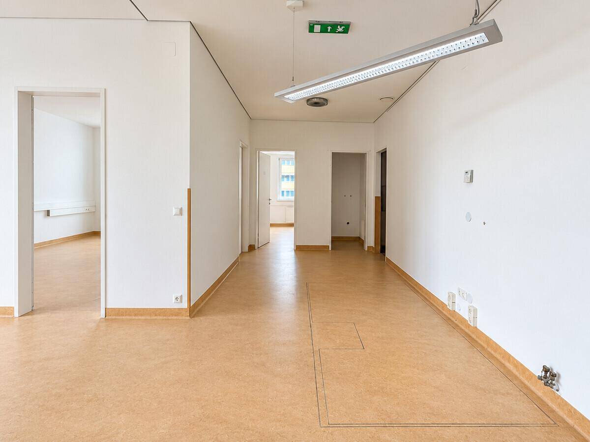 Rezeption /sicht auf die Ordinationen- Bild mittels KI aufgehellt.