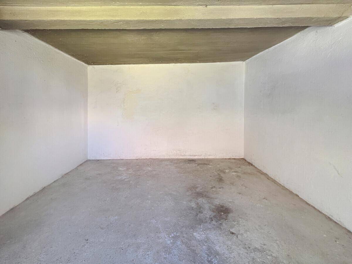 Leerer Abstellraum mit Betonboden und einfachen Wänden.