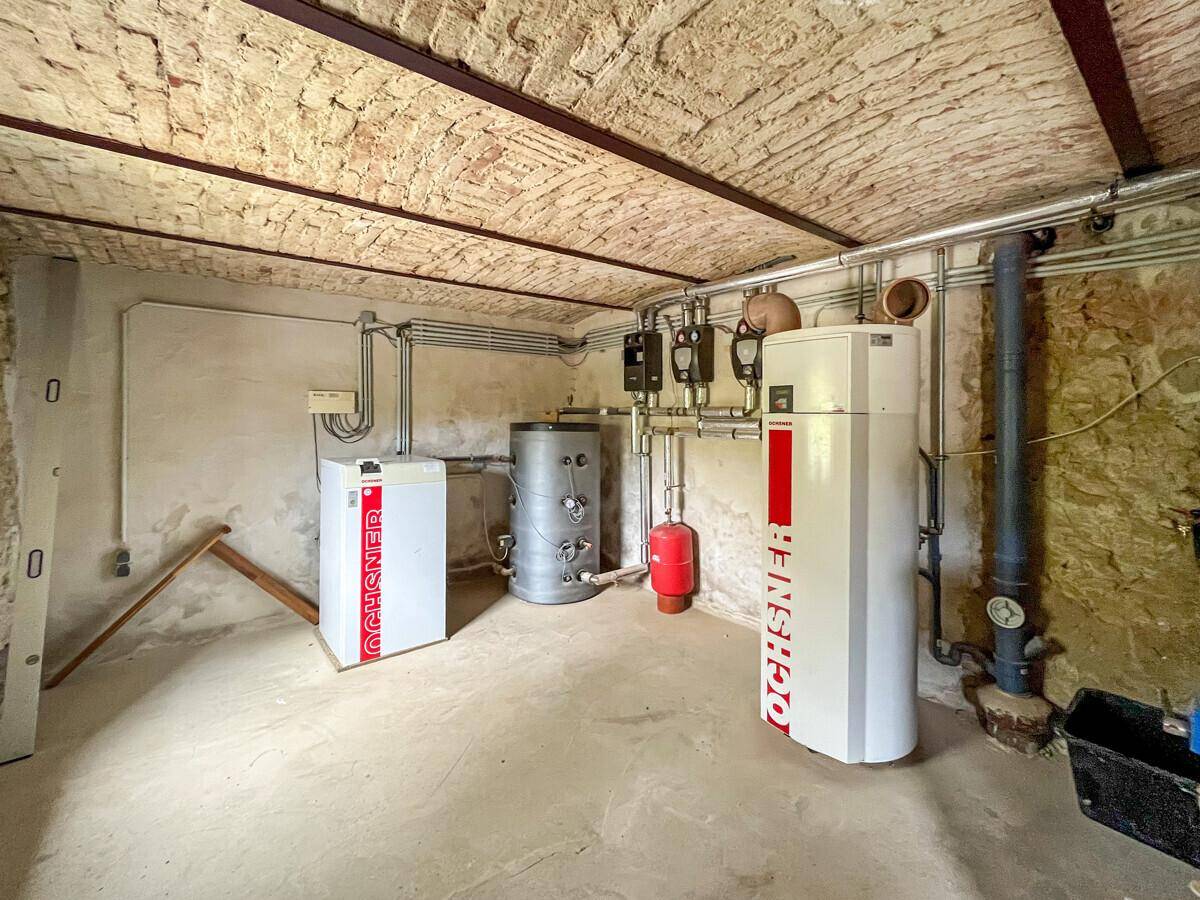 Technikraum im Keller mit modernen Heizungsanlagen und Warmwasserspeichern.
