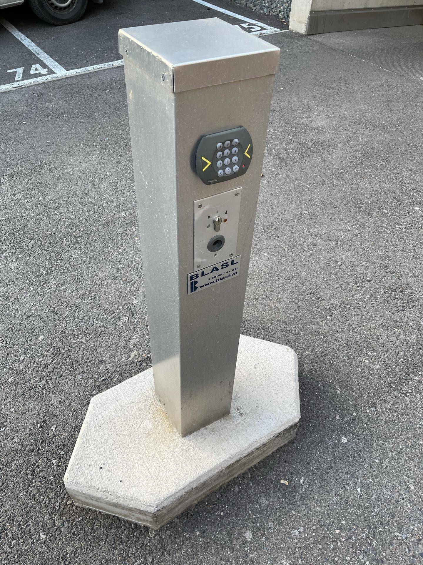 Detailaufnahme einer Zugangssäule mit Tastenfeld und Gegensprechanlage am Tiefgarageneingang.