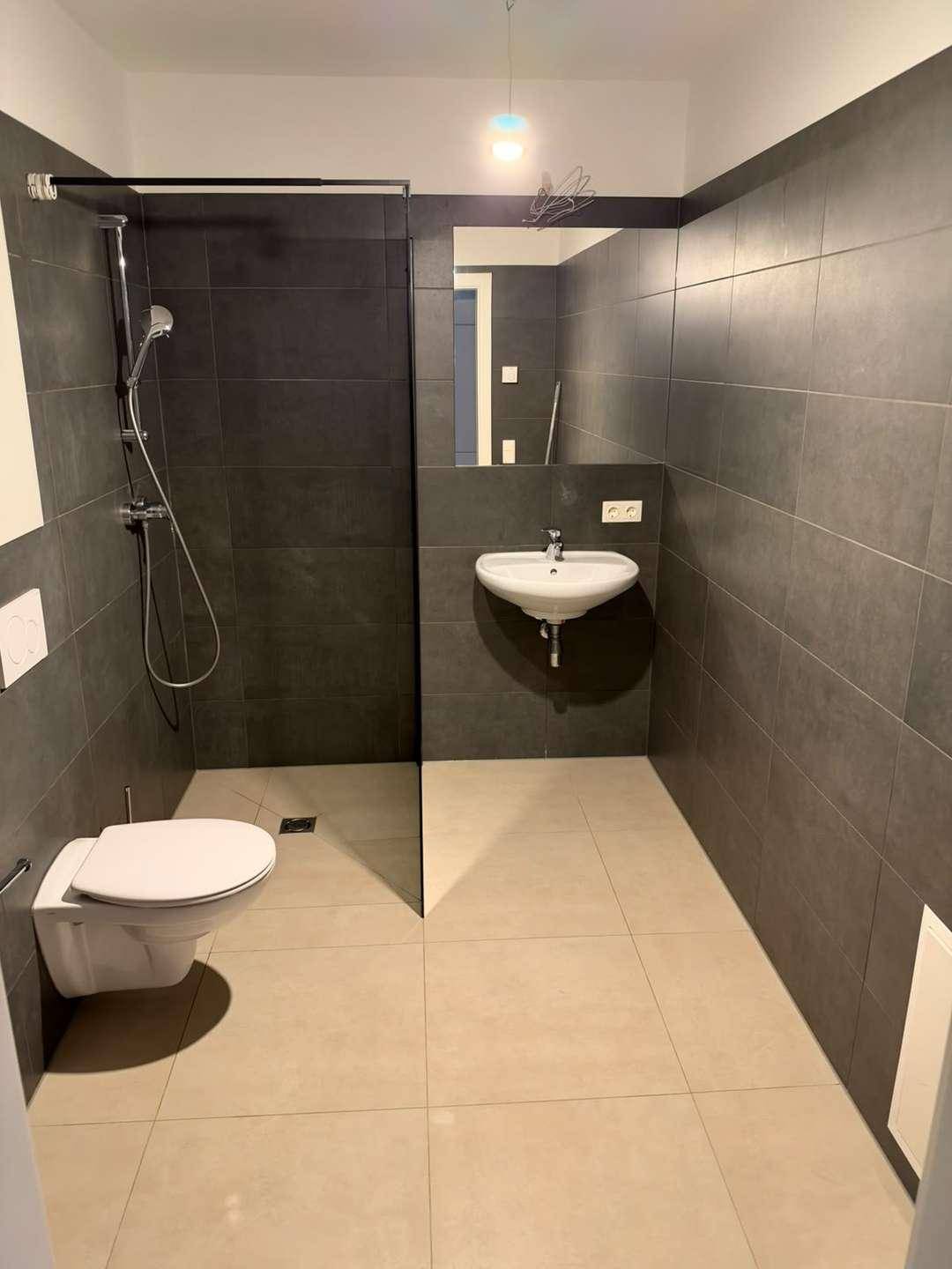 Bad mit WC und Dusche