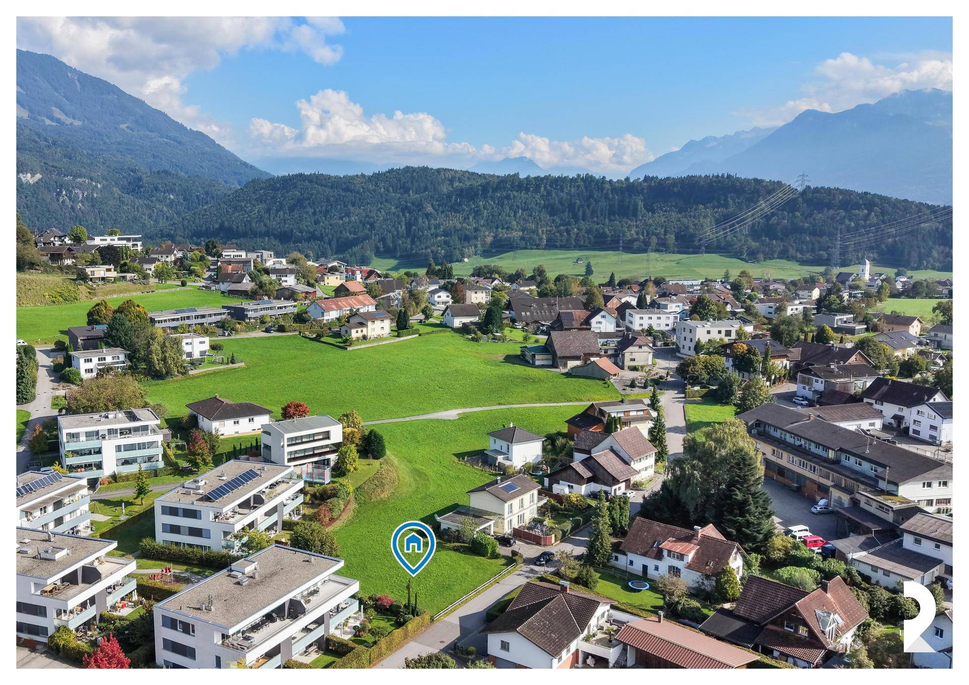 Luftaufnahme des Grundstücks in einer malerischen Landschaft mit Bergblick.