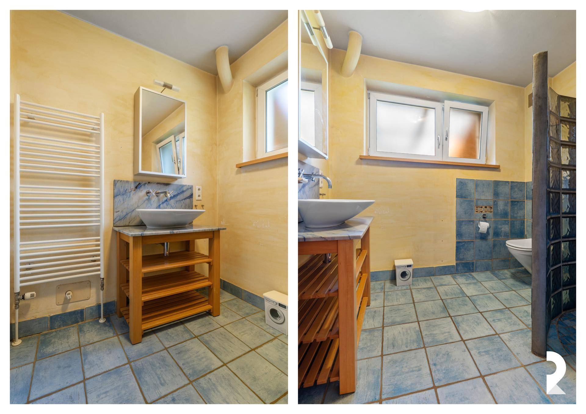 Badezimmer mit blauen Fliesen, Einzelwaschbecken und beheiztem Handtuchhalter.