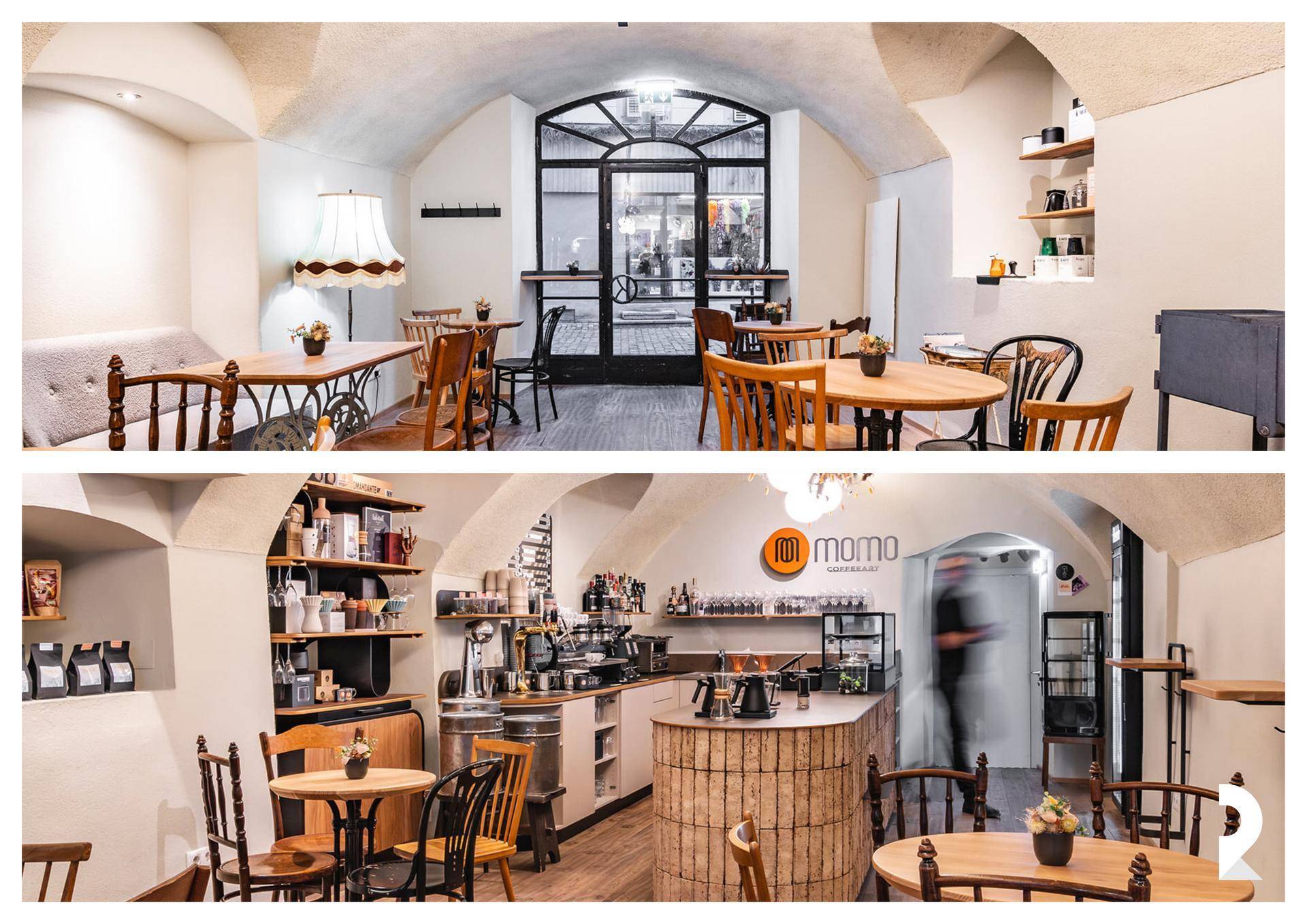 Zwei Ansichten des Cafés mit Sitzbereichen, Eingangstür und Theke, gemütliche Einrichtung.
