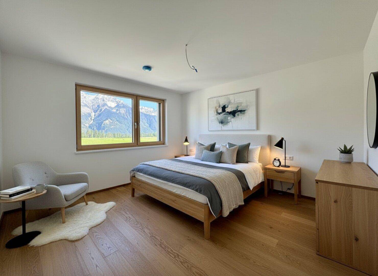 Helles Schlafzimmer mit Holzboden, modernem Bett und einem Fenster mit direktem Bergblick.
