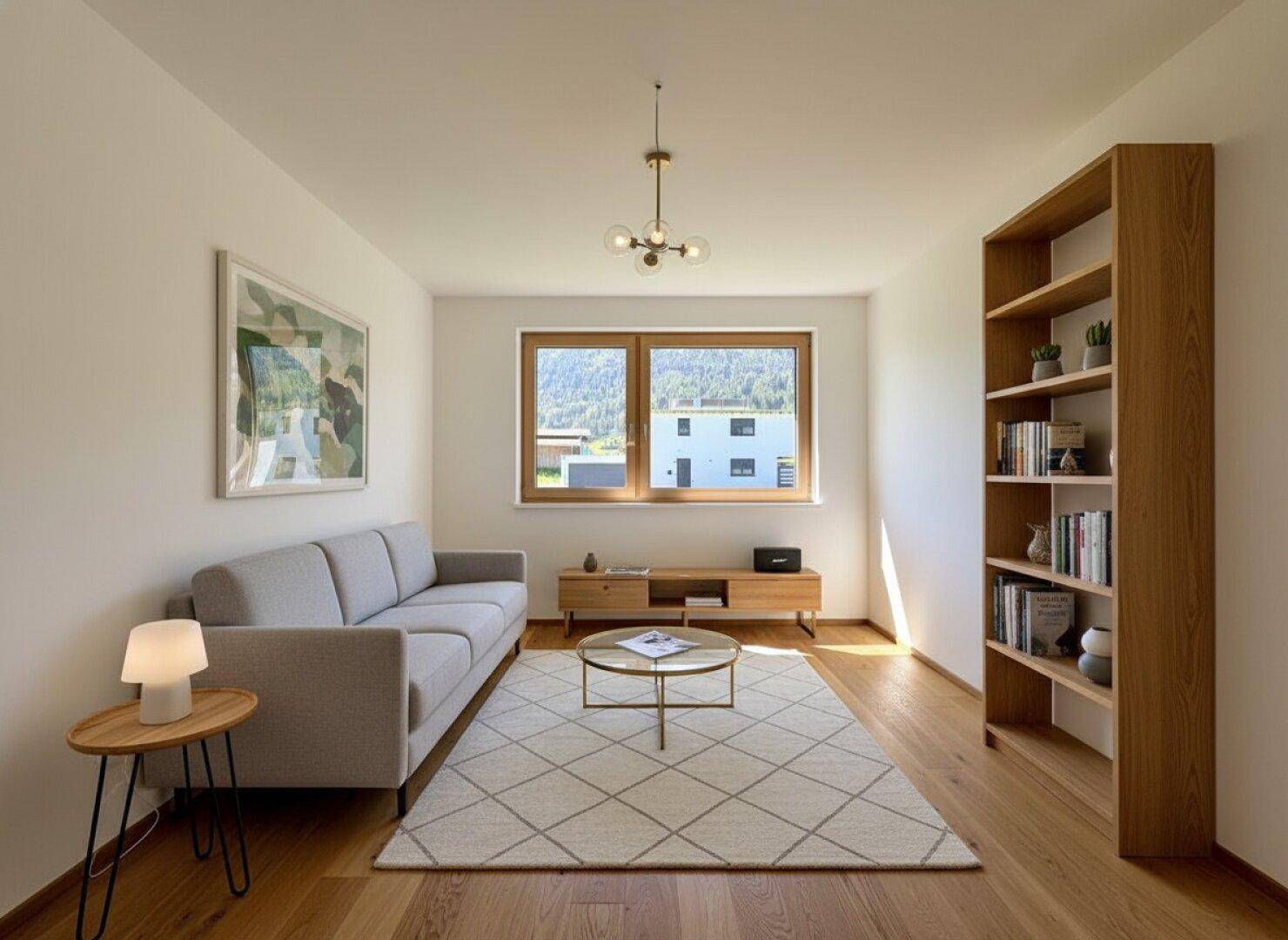 Gemütliches Wohnzimmer mit Holzboden, bequemer Couch und einem Fenster, das viel Tageslicht hereinlässt.