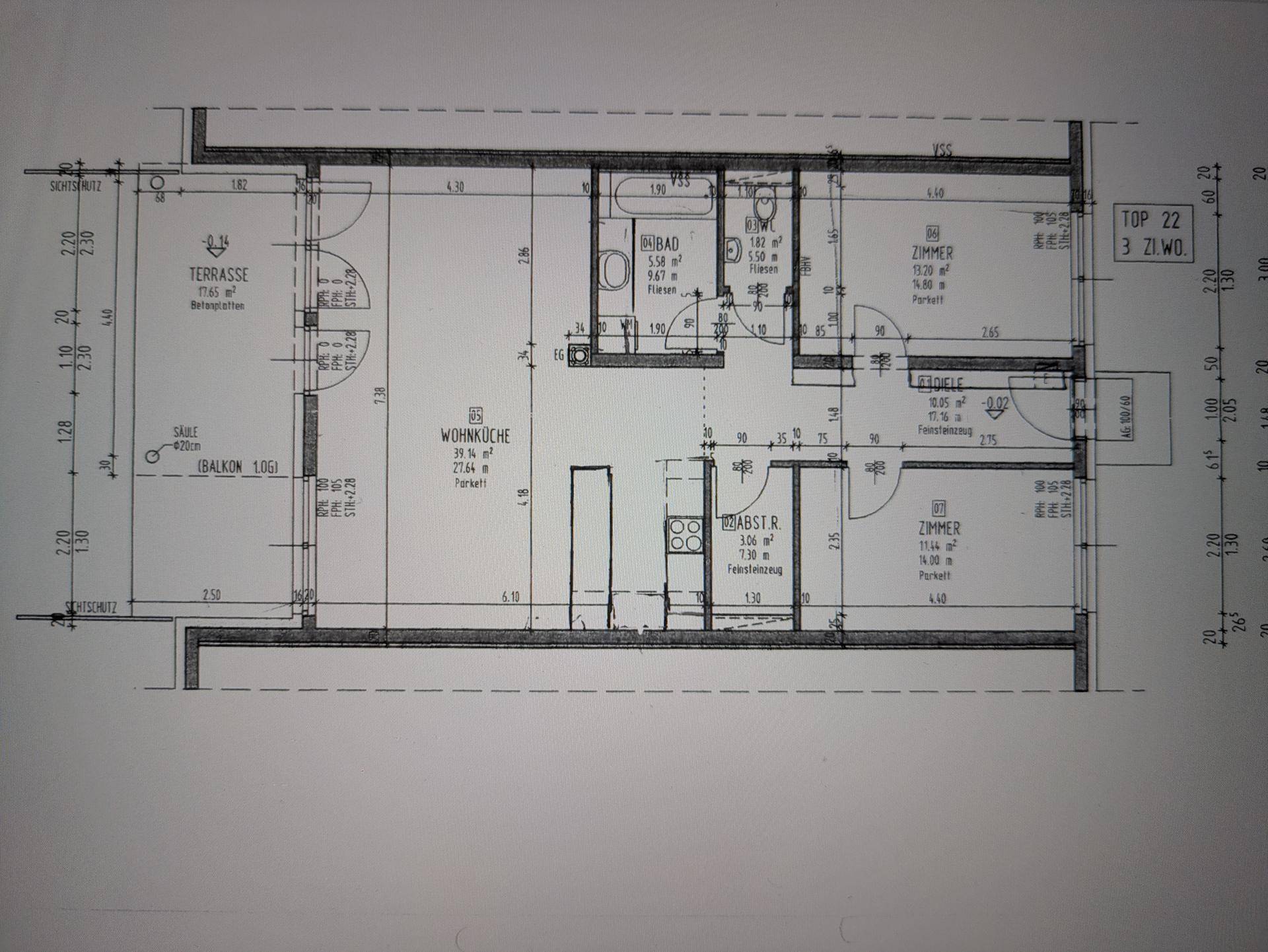 Grundriss einer Wohnung mit Terrasse, Balkon und drei Zimmern.