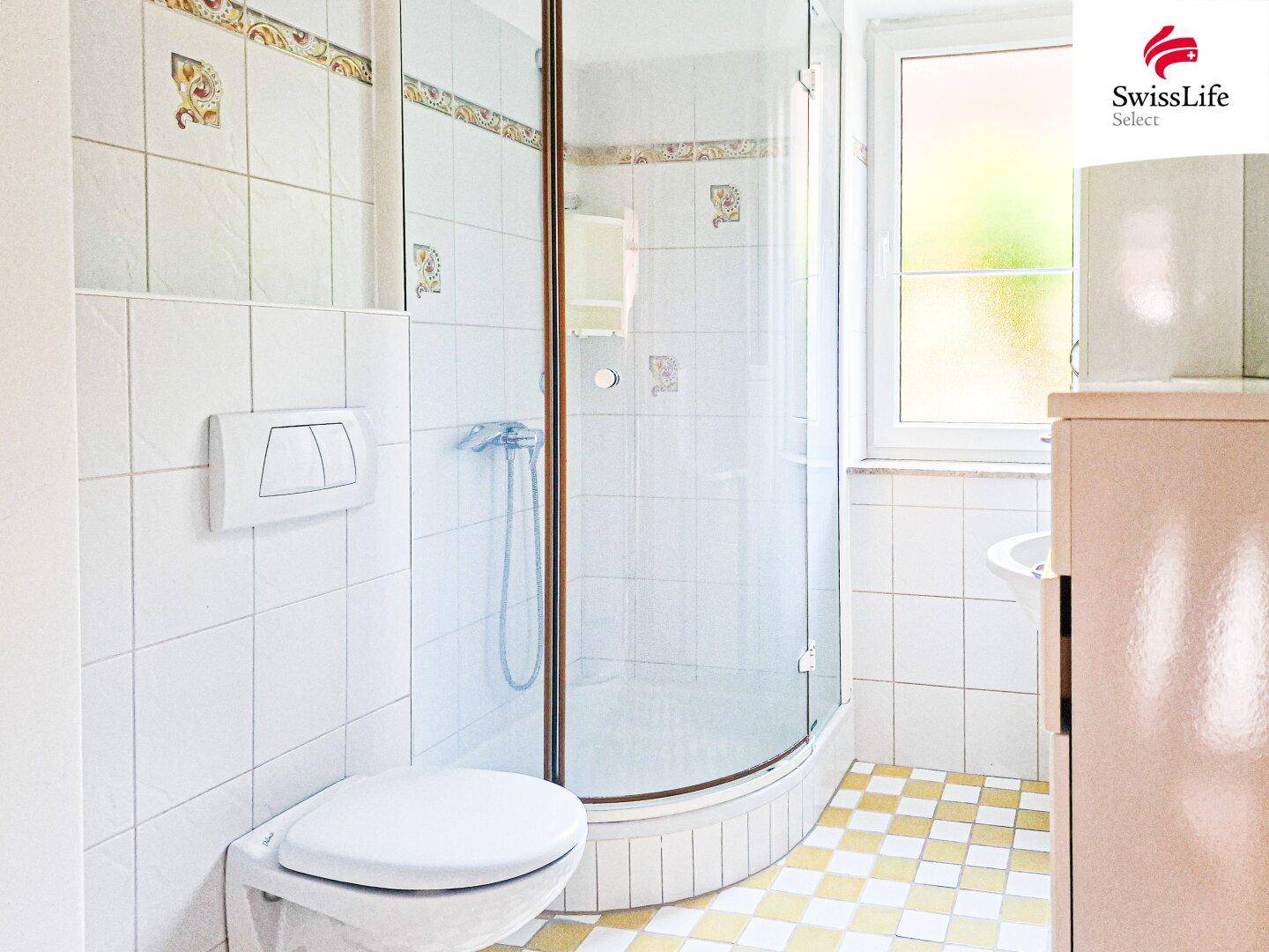 Bad mit WC und Fenster
