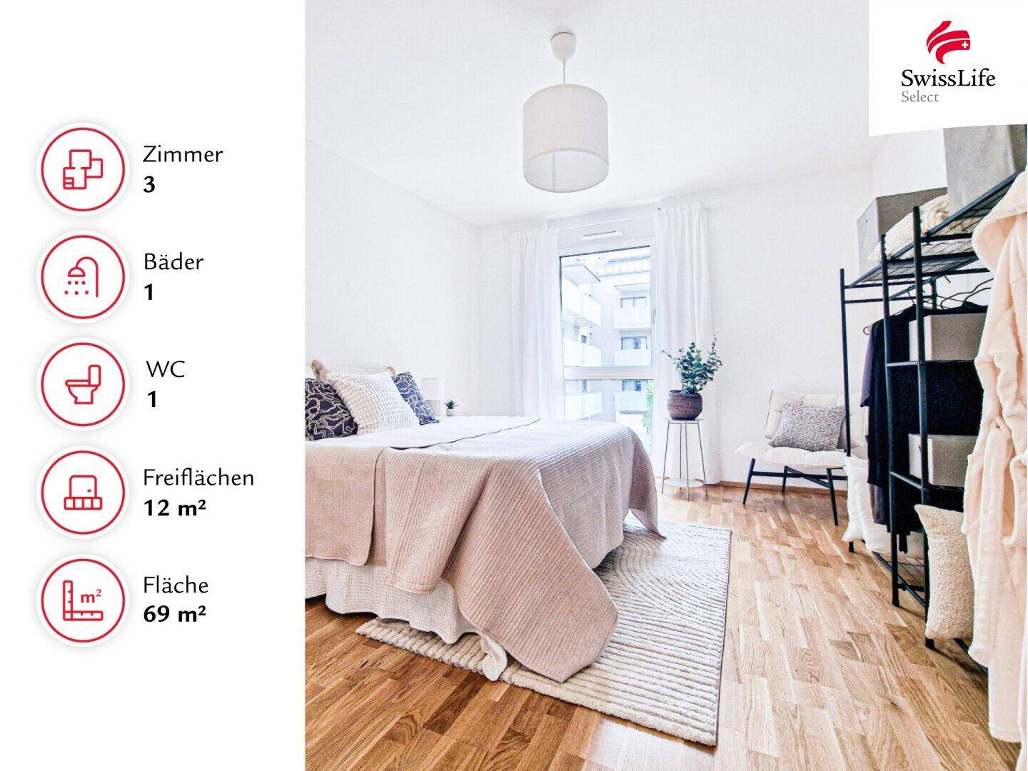 Helles Schlafzimmer mit Holzboden, großem Fenster und Zugang zu einem Außenbereich.