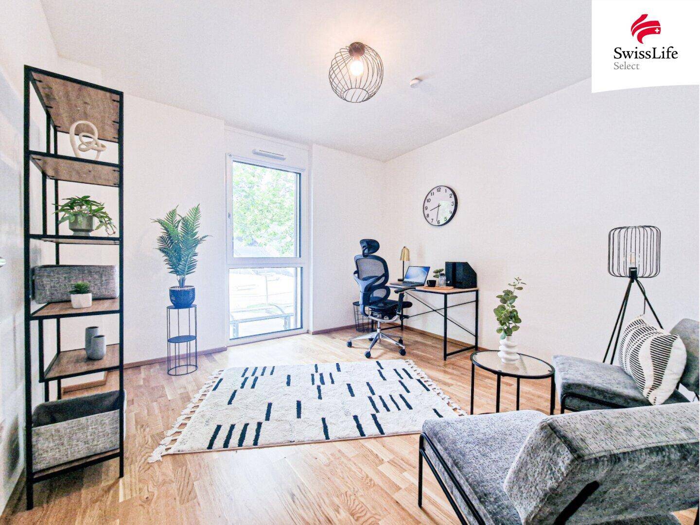 Helles Arbeitszimmer mit Holzboden, großem Fenster und minimalistischer Einrichtung.