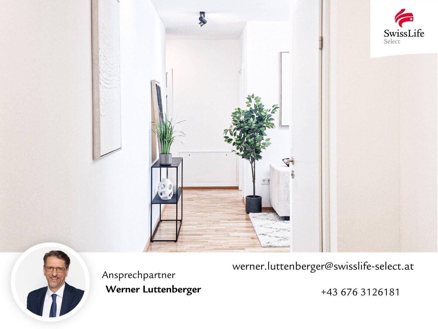 Heller Flur mit Holzboden, schmalem Konsolentisch und dezenter Dekoration.