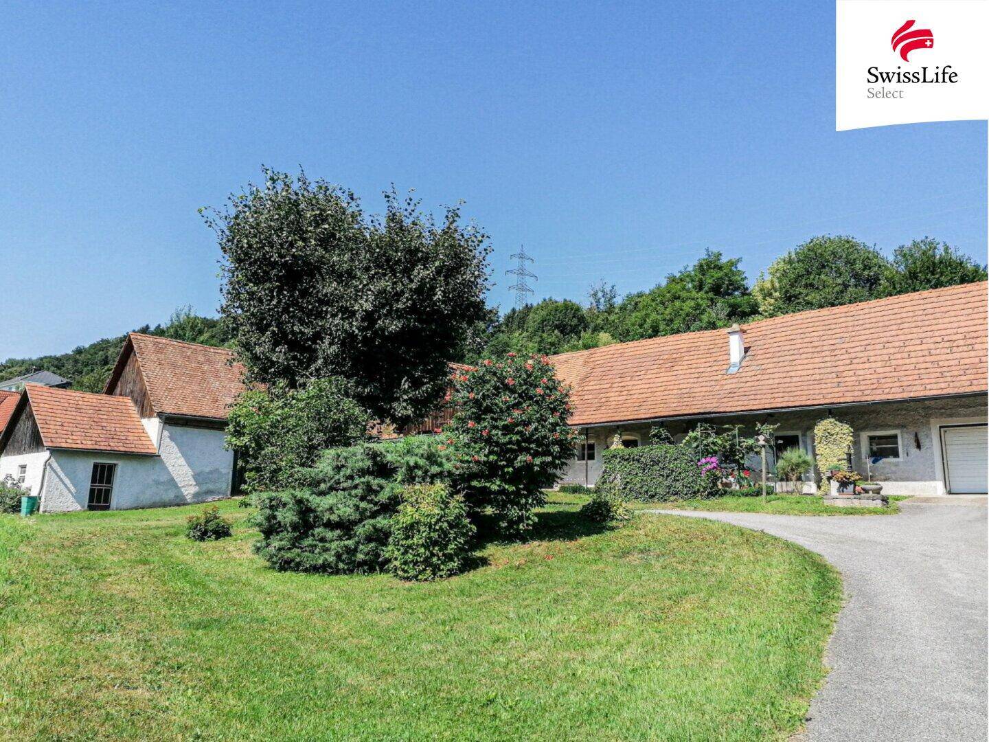 Weitläufiges Grundstück mit altem Bauernhaus und Nebengebäuden in sonniger Lage.