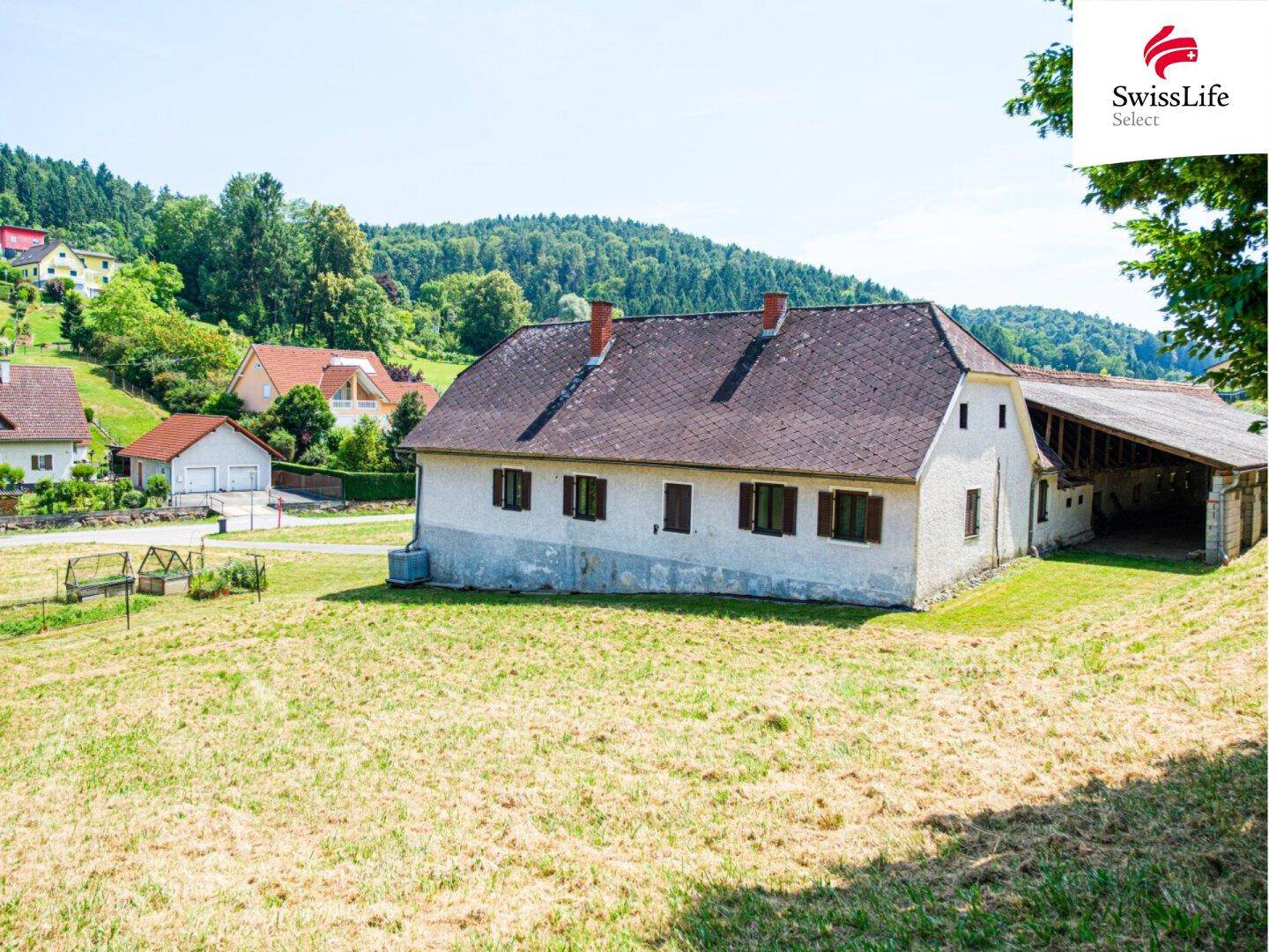 Ländliches Anwesen mit großem Grundstück und Blick auf die umliegende Hügellandschaft.
