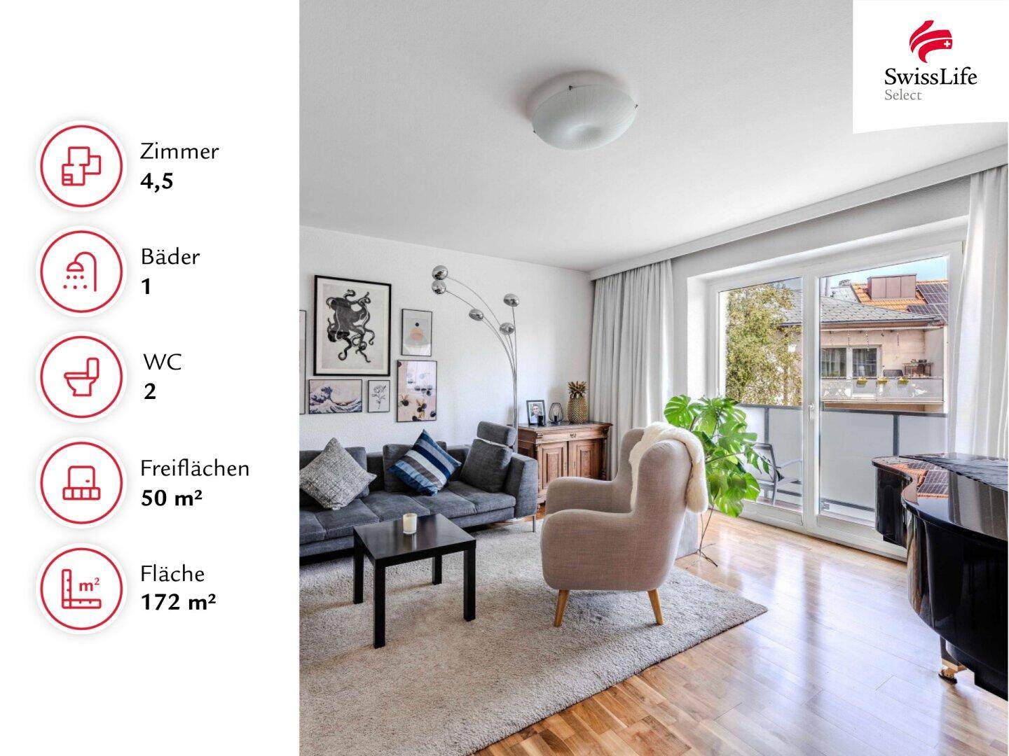 Gemütliches Wohnzimmer mit Sofa, Sessel und Blick auf den Balkon.