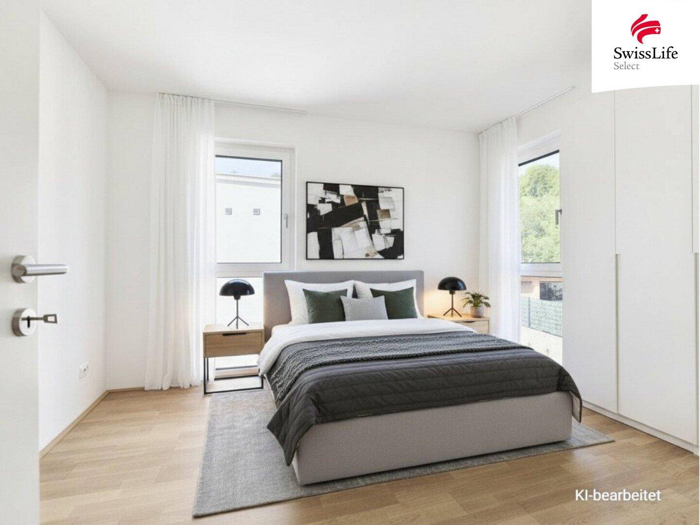 Gemütliches Schlafzimmer mit Doppelbett, Holzboden und großen Fenstern.