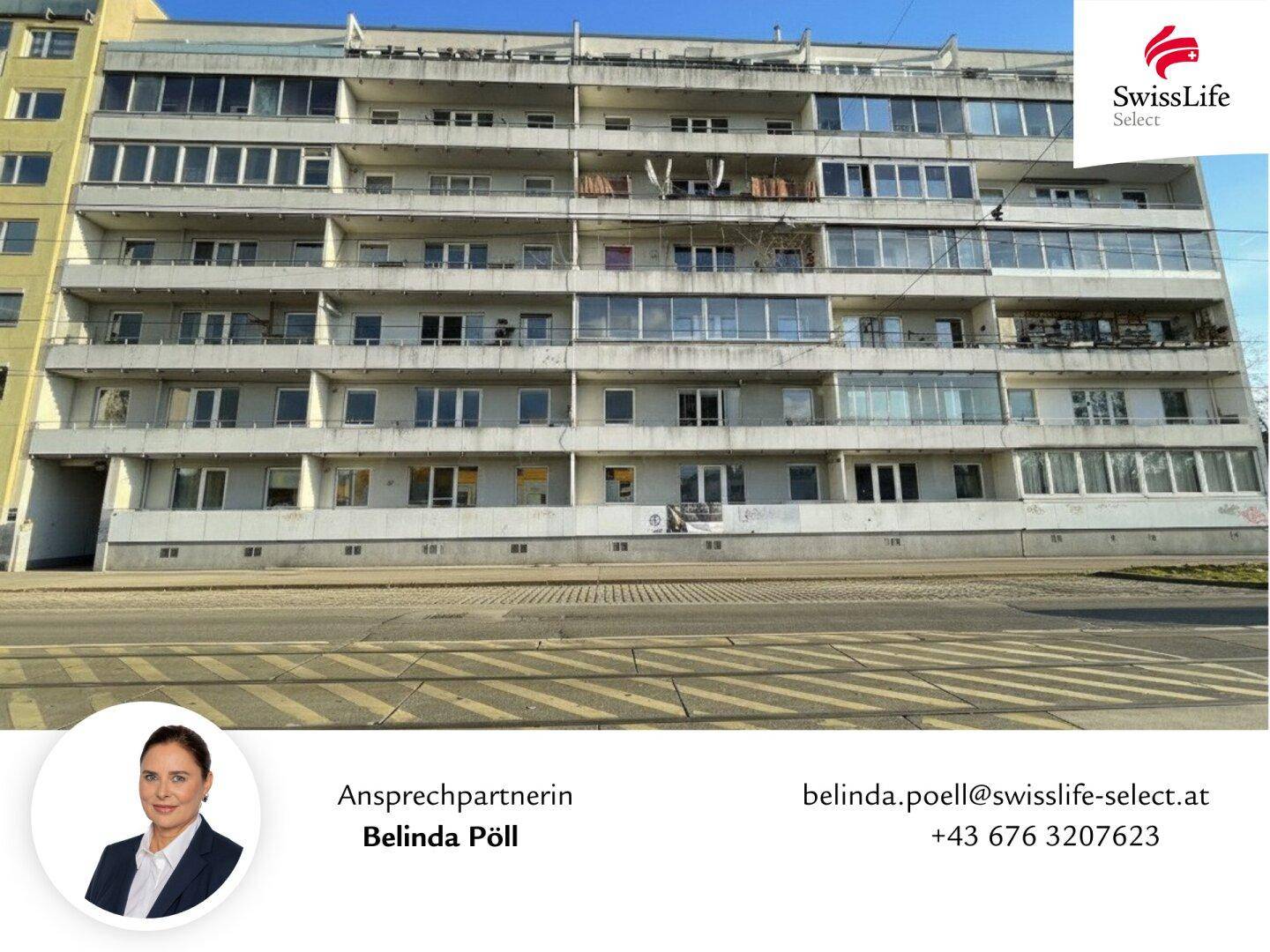 Breite Fassade eines Mehrfamilienhauses mit vielen Balkonen und Fenstern.