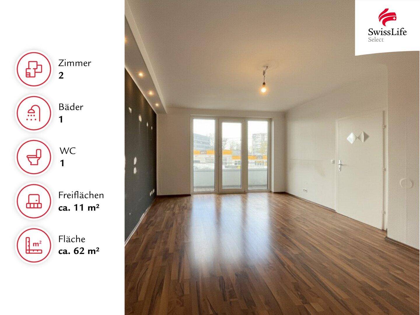Heller Wohnraum mit Holzfußboden und Zugang zu einem Balkon oder einer Loggia.