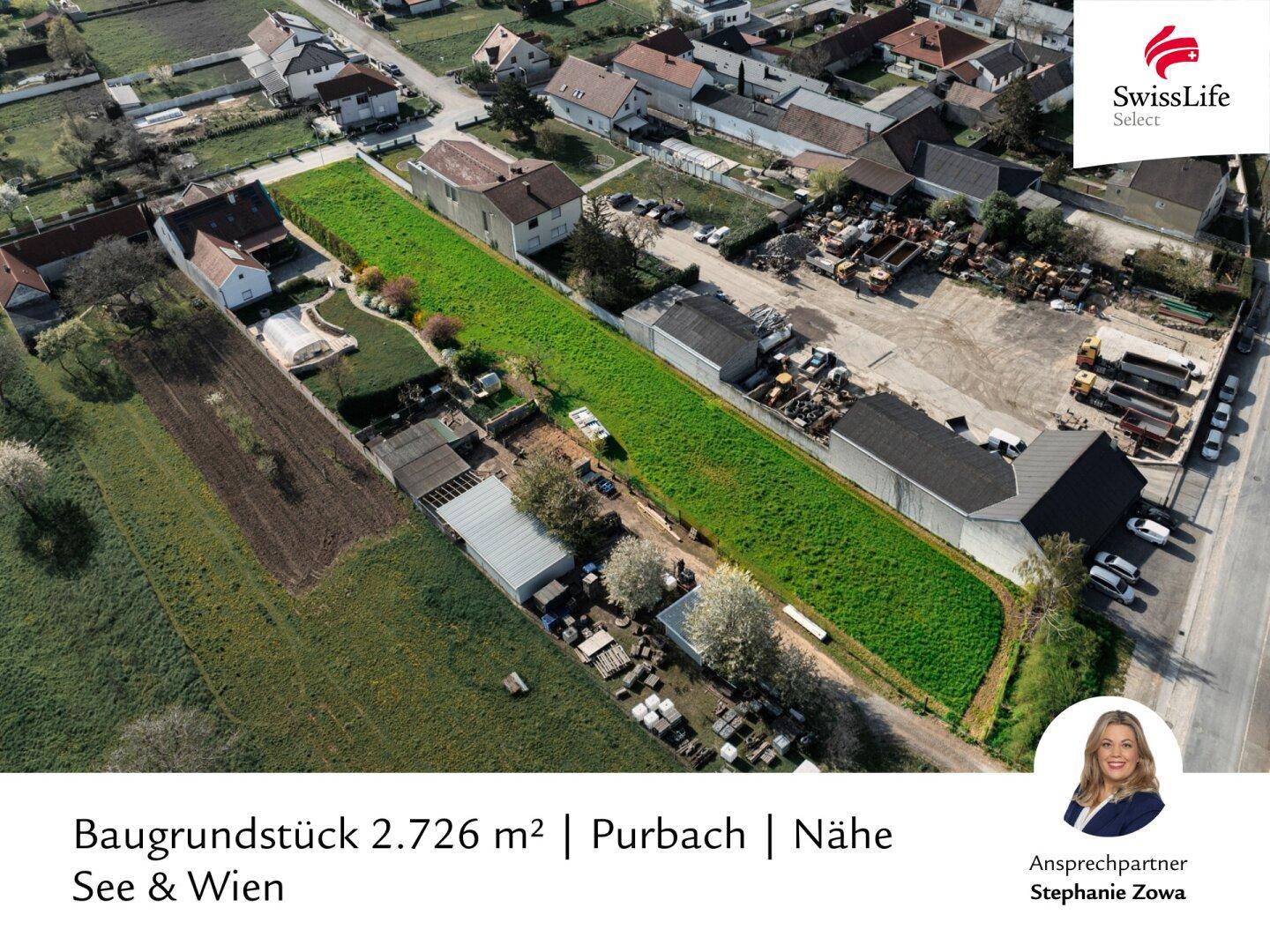 Luftaufnahme eines grünen Baugrundstücks, umgeben von Häusern, mit Informationen zur Lage und Größe.