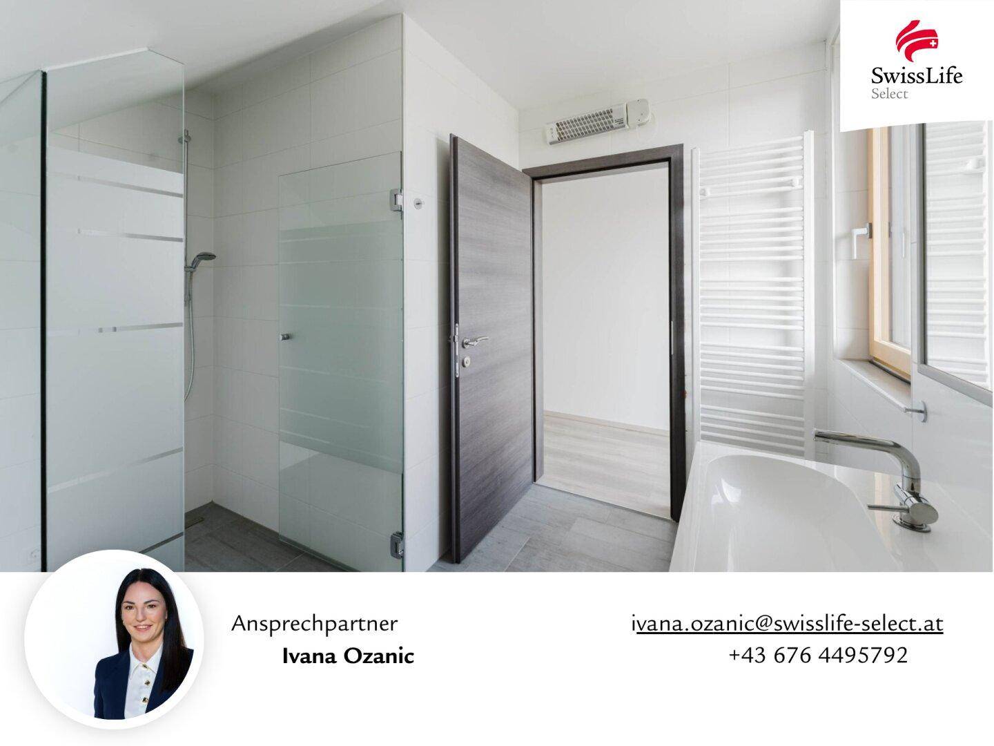 Modernes Badezimmer mit ebenerdiger Glasdusche, Waschbecken, Fenster und Handtuchheizkörper.