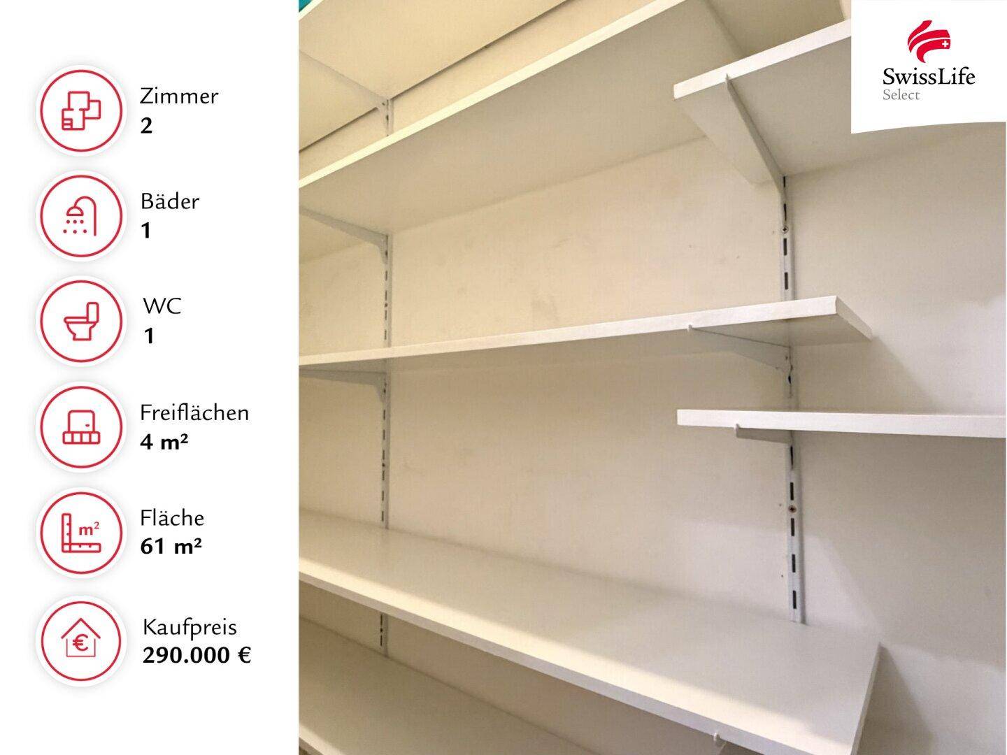 Leere, weiße Regale in einem Abstellraum, bereit für individuelle Nutzung und Organisation.